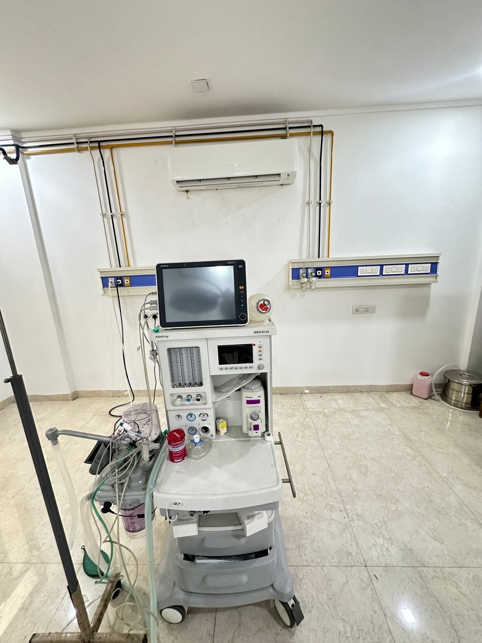 Anaesthesia machine with a monitor, beside medical gas pipelines