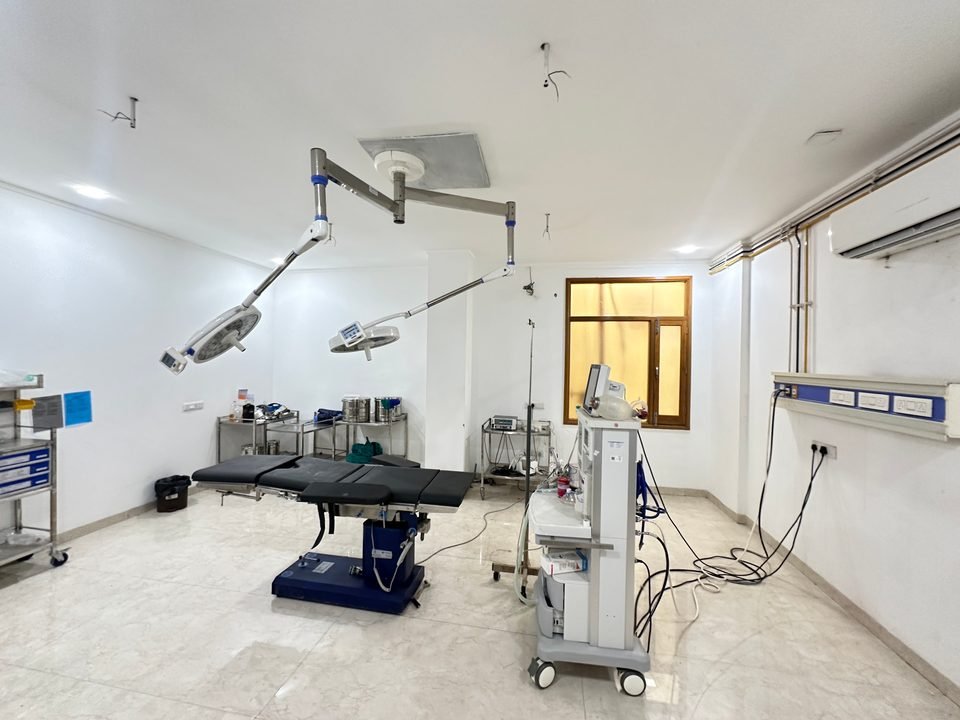 Operation theatre with an operating table, ceiling lights and an anaesthesia workstation